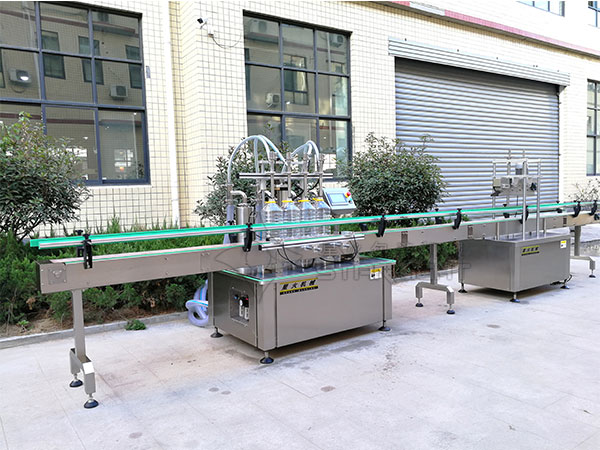 食用油自動(dòng)灌裝機(jī)和壓蓋機(jī)組成生產(chǎn)線