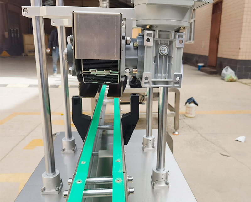 4頭齒輪泵液體灌裝壓蓋生產線